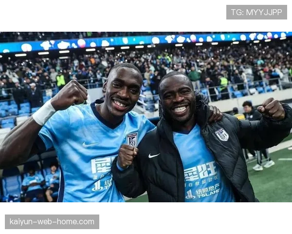 阿奇姆彭与斯坦丘连线默契，大连前场外援组合渐入佳境